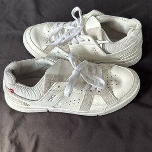 On Running Women’s The Roger Clubhouse Shoes Color White/Sand Size W7